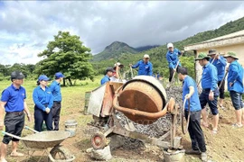 广治省向化县向山乡团员正在修建农村水泥路。图自越通社