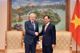 越南政府副总理兼外交部长裴青山会见智利共和国外交部长阿尔贝托·范克拉弗伦。图自越南外交部