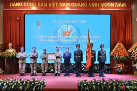 政府副总理陈流光向越南维和局授予三级捍卫祖国勋章（图片来源：人民军队报）