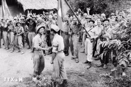 1950年抗法战争中越南和老挝战士。图自资料图