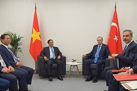 越南政府总理范明政会见土耳其总统埃尔多安。图自越通社