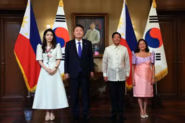 菲律宾总统费迪南德·马科斯和夫人与韩国总统尹锡悦和夫人。图自越通社