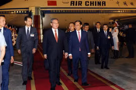 越南政府副总理兼外交部长裴青山到内排国际机场迎接中国国务院总理李强。图自越通社