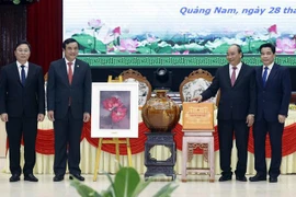 越南国家主席阮春福会见广南省历任领导干部