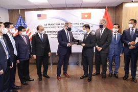 国家主席阮春福出席Vingroup集团与美国各合作伙伴之间的合作协议交换仪式