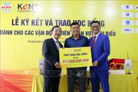 向4名优秀网球运动员颁发奖学金