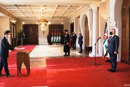 约旦国王祝贺越南在经济发展和国际声誉中取得许多成功