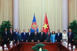 越南国家主席阮春福会见东盟各国驻河内大使、代办