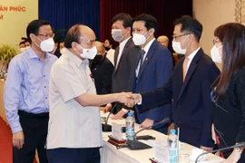 越南国家主席阮春福会见越南青年企业家代表
