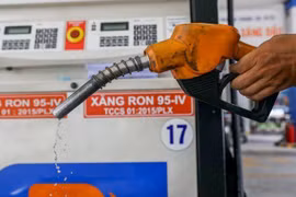  RON95汽油价格上涨每公升370 越盾