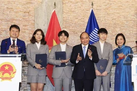 ​ 越南国家主席阮春福见证WIPO青年大使荣誉称号颁授仪式