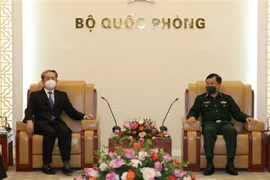 越南国防部副部长黄春战上将会见中国驻越南特命全权大使熊波