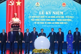 越南国家主席阮春福出席国际劳动节135周年纪念活动暨“2021年工人月”发起仪式 