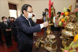胡志明市领导人进香 缅怀胡志明主席、孙德胜主席和英烈
