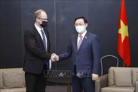 越南国会主席王廷惠会见芬兰萨洛市市长和部分跨国企业领导