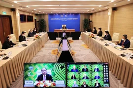 越南国家主席阮春福在河内以视频方式出席亚太经合组织领导人非正式会议