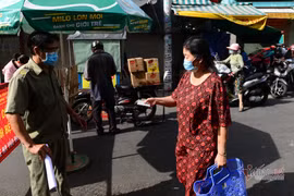胡志明市菜市场采用购物券 尽力避免病毒接触传播 
