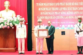 越南国家主席阮春福向公安部媒体机构授予劳动勋章