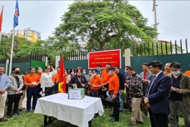 在莫桑比克越南人为新冠疫苗基金会捐赠资金