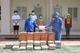 越南驻老大使馆帮助在老挝越南留学生克服当前因受疫情影响而遇到的困难