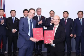 范明政出席越英两国各部门和企业的26份合作文件签字仪式