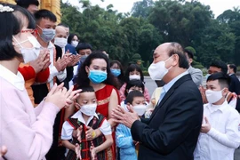国家主席阮春福亲切会见参加“致力于一个必胜的越南”绘画比赛的儿童作家