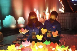 全国各地各族人民深切悼念新冠肺炎疫情牺牲干部战士和逝世同胞