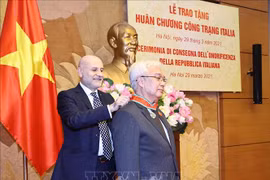 越南—意大利友好议员小组主席荣获意大利功绩勋章