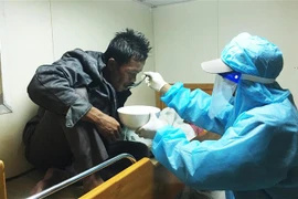 一名菲律宾渔民及时获得越南渔检力量的营救
