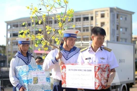 全国青年向长沙群岛上守岛战士送温暖献爱心