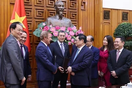 越南政府总理范明政会见美国航空租赁公司董事长