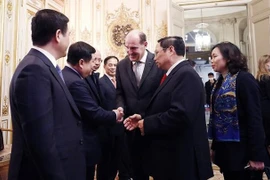 越南政府总理范明政与法国总理让·卡斯特克斯举行会谈