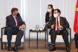 国会主席王廷惠会见比利时部分集团领导 
