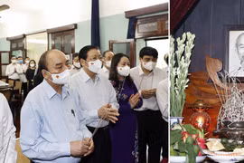 国家主席阮春福在67号房向胡志明主席上香