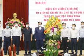 越南国会主席王廷惠走访人民报祝贺革命新闻日