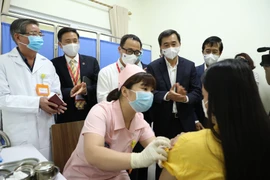 首批6名志愿者接受实验性新冠疫苗COVIVAC注射 