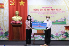 越南国家副主席武氏映春在同塔省开展新冠肺炎疫情防控慰问工作
