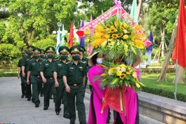 纪念胡志明主席诞辰131周年：乂安省各组织和个人敬香 缅怀胡志明主席