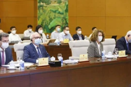社会经济专家咨询座谈会：加大人民和企业的扶持力度