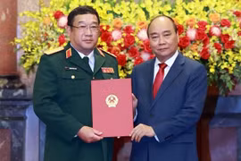 阮春福向晋衔上将军官颁发命令状