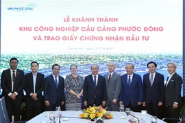 政府总理阮春福会见各国驻越总领事和跨国公司领导人