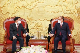 老挝人民革命党总书记、国家主席通伦会见前越共中央总书记农德孟和前国家主席陈德良