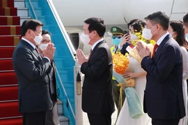 老挝人民革命党中央总书记、国家主席抵达首都河内开始对越南进行正式友好访问
