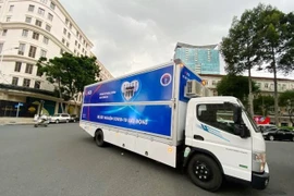 胡志明市接收10辆新冠病毒流动检测车