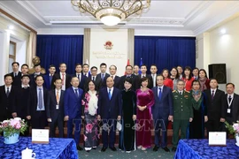 国家主席阮春福会见越南驻俄罗斯大使馆干部和工作人员