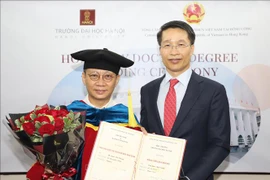 张扬集团(岘港）控股有限公司董事长林建中荣获河内大学名誉博士学位证书