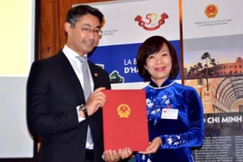 德国前副总理菲利普•勒斯勒尔被任命为首位越南驻瑞士名誉领事