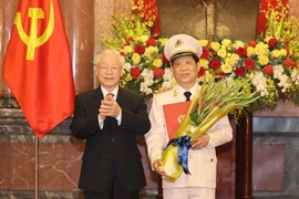 越共中央总书记、国家主席阮富仲向公安部副部长授予上将军衔的命令状 