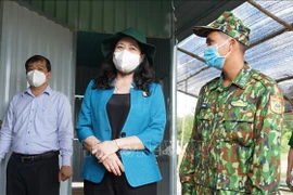 越南国家副主席阮氏映春看望慰问西宁省新冠疫情防控一线工作人员