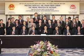 越南政府总理范明政与日本数字化转型大型集团领导人进行交谈